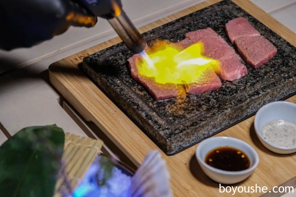 在赛博朋克里吃比手臂还长的和牛战斧 -迷幻又华丽的AKA(赤)日料餐厅