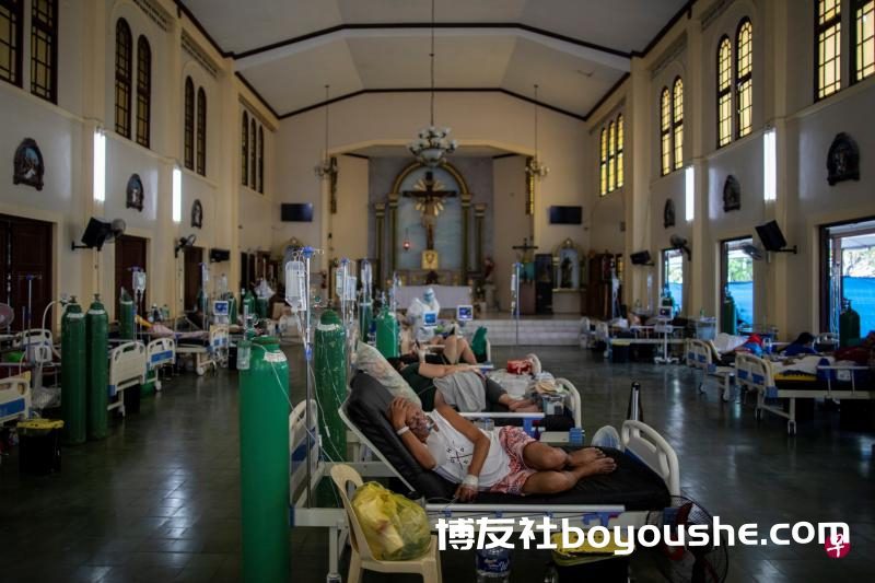 菲律宾目前加护病房床位的使用率仍高达73%,图为马尼拉首都圈奎松市一家医院的圣堂,8月间被临时改装成病房,以收治不断增加的冠病病患。(路透社) 菲律宾目前加护病房床位的使用率仍高达73%,图为马尼拉首都圈奎松市一家医院的圣堂,8月间被临时改装成病房,以收治不断增加的冠病病患。(路透社)