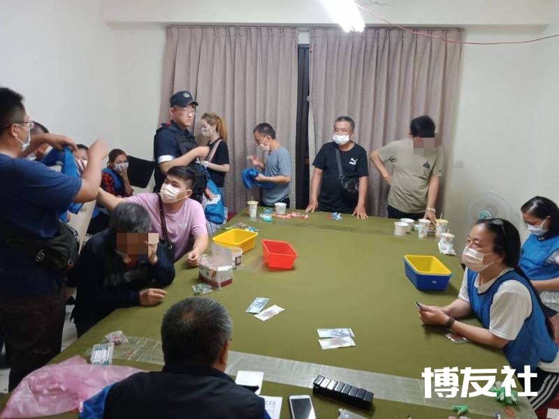 台南警方今晨破获苏姓女子所主持天九牌职业赌场,查扣抽头金及赌资等,带回27名赌客,依法究办。 记者邵心杰/翻摄 台南警方今晨破获苏姓女子所主持天九牌职业赌场,查扣抽头金及赌资等,带回27名赌客,依法究办。 记者邵心杰/翻摄