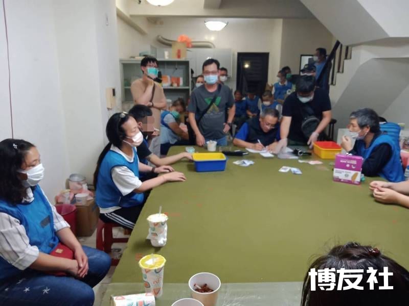 警方询问后,将苏女依涉聚众赌博罪移送台南地检署侦办外,其余27名赌客则依社会秩序维护法裁处。 记者邵心杰/翻摄 警方询问后,将苏女依涉聚众赌博罪移送台南地检署侦办外,其余27名赌客则依社会秩序维护法裁处。 记者邵心杰/翻摄